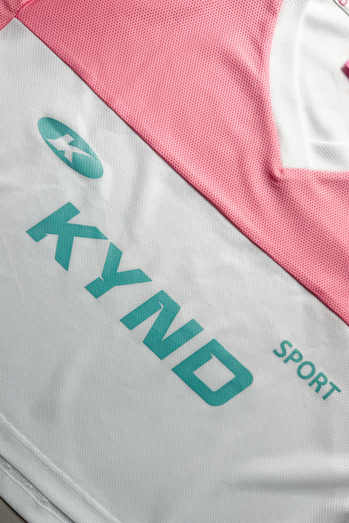 Kynd Play Girl Oversize Crop Jersey Peach/White