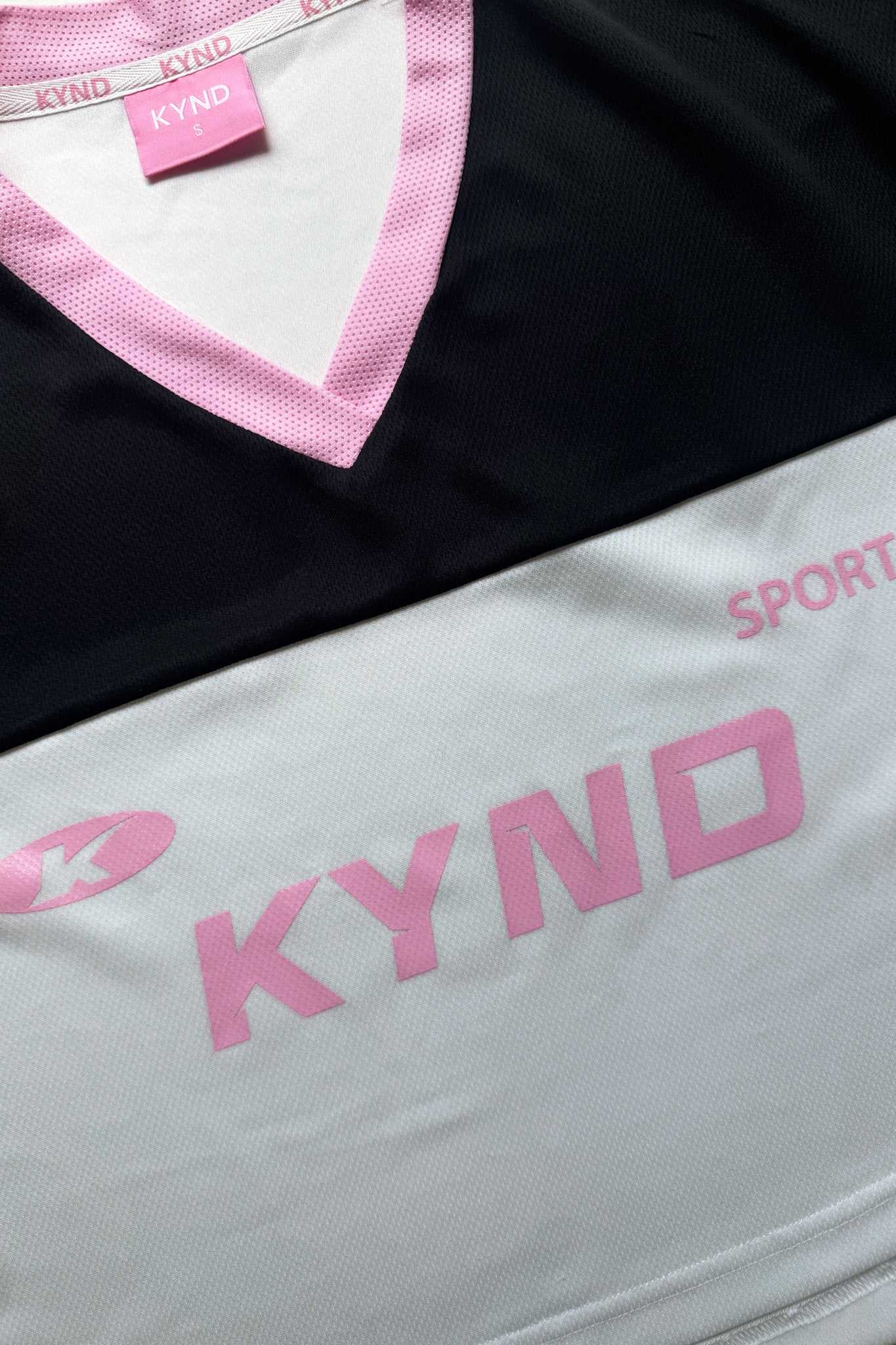 Kynd Play Girl Oversize Crop Jersey Black/White