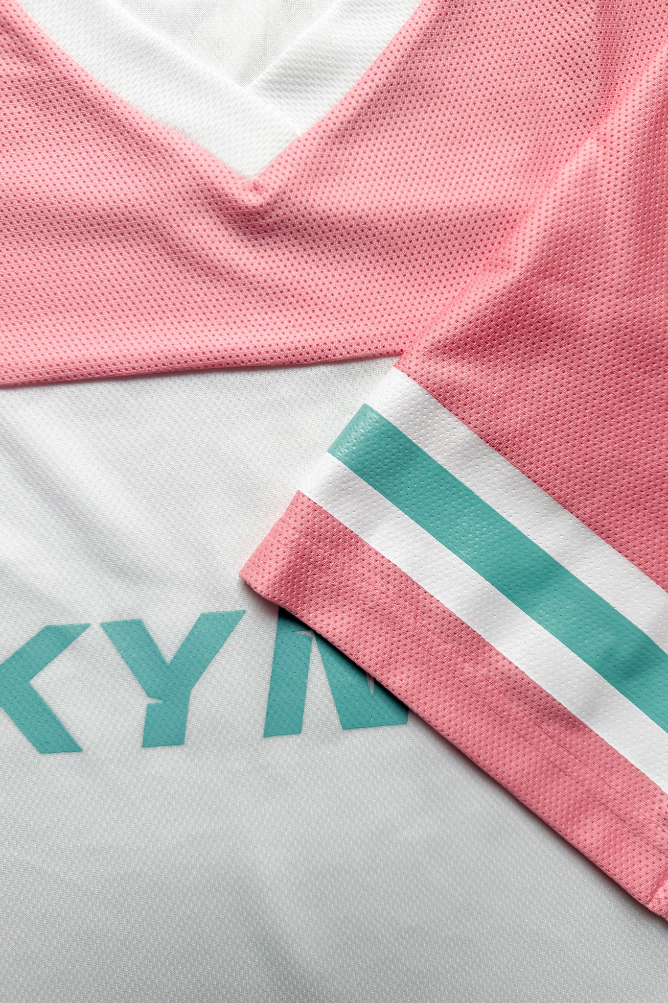 Kynd Play Girl Oversize Crop Jersey Peach/White