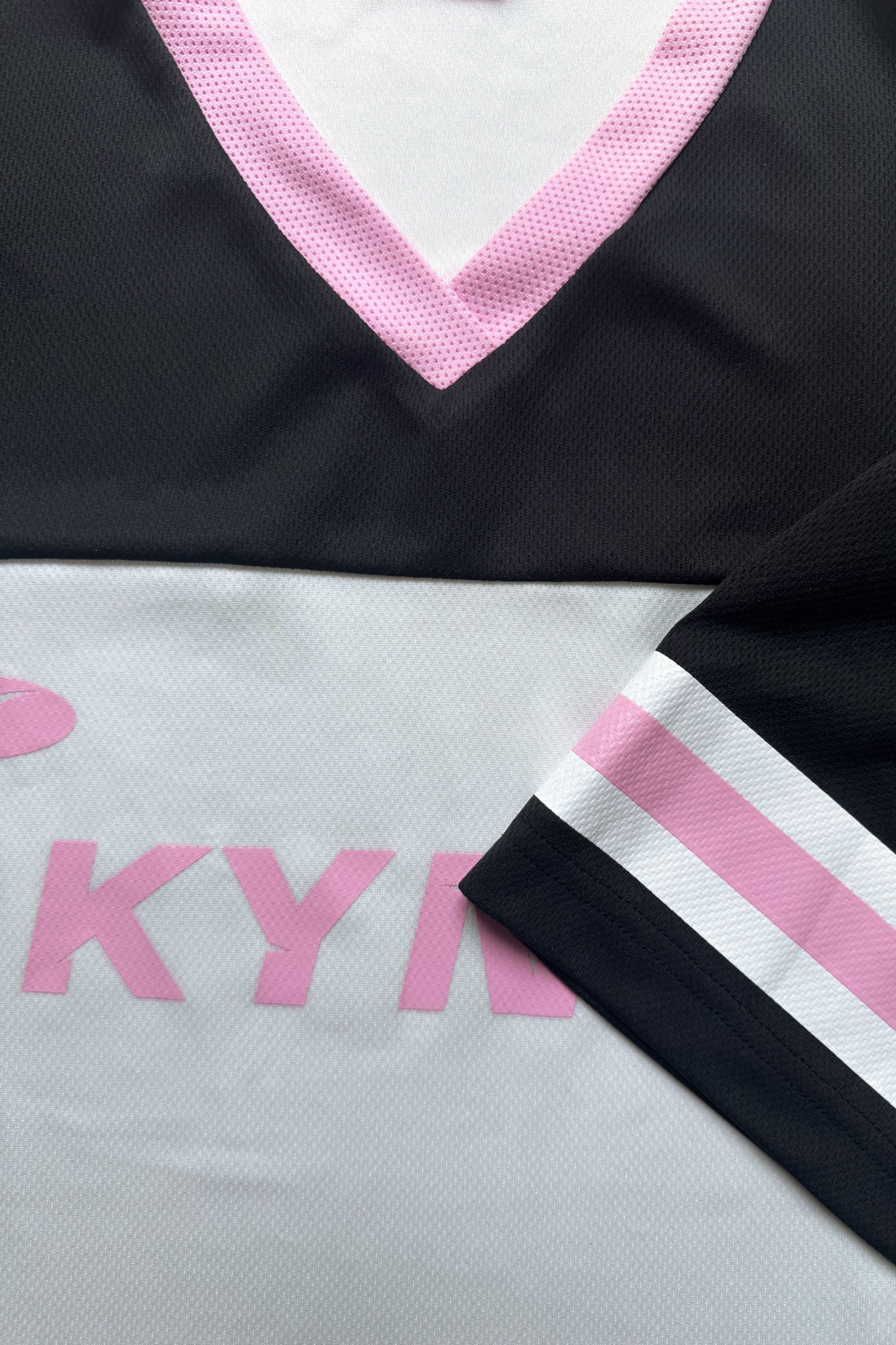 Kynd Play Girl Oversize Crop Jersey Black/White