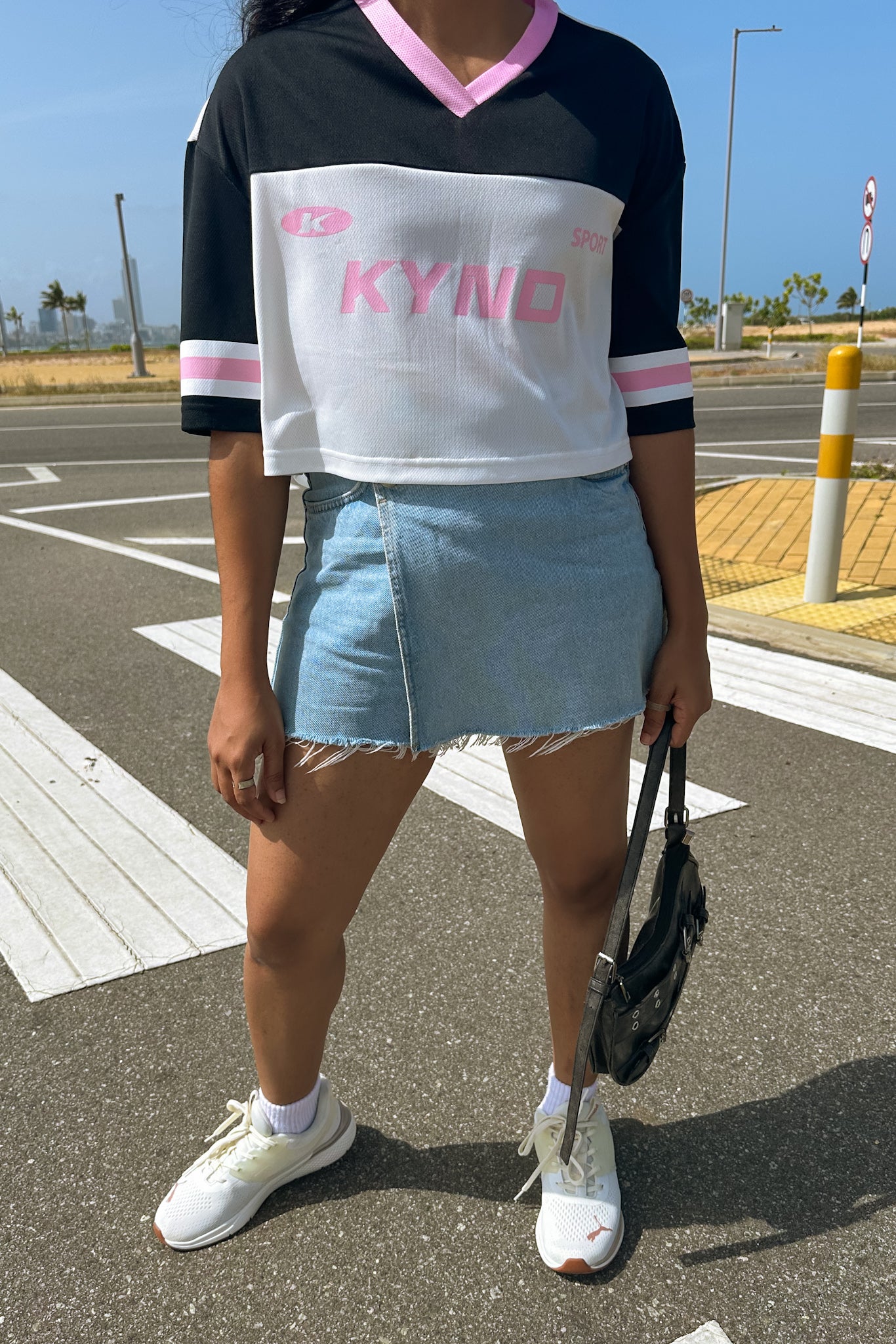 Kynd Play Girl Oversize Crop Jersey Black/White