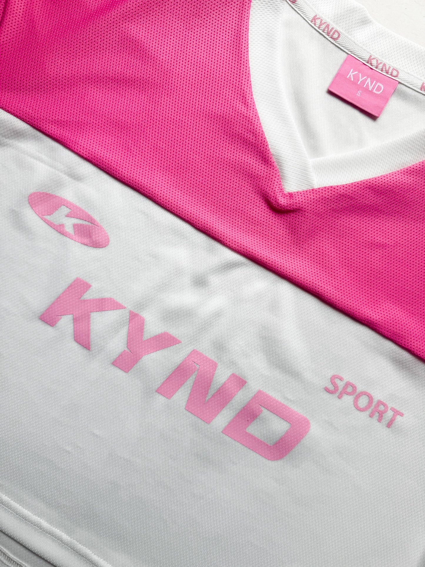 Kynd Play Girl Oversize Crop Jersey Pink/White